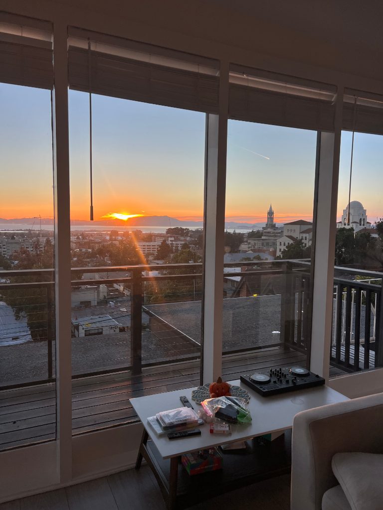 LEASE TAKEOVER - furnished room, 5-girl house on Panoramic Way, spring 2027 — photo 5