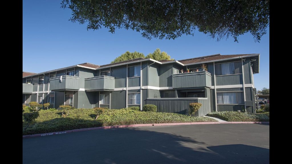 11 mo. left, 2 mo. free offer, 1.5 mi. from campus — photo 1